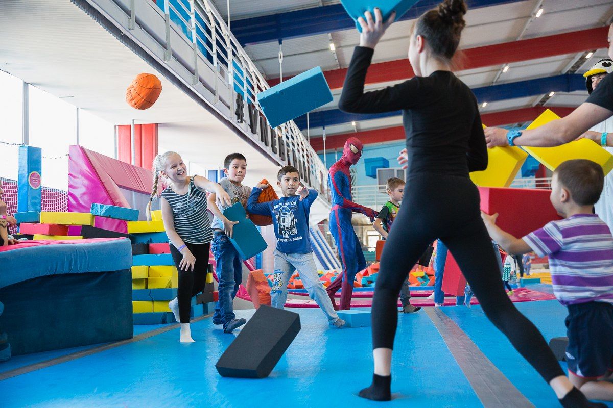 Батут центр набережные челны. Батутный центр набережные челны внебопарк. Внебопарк казань. Батутный центр в казани. Батутный центр набережные челны в небо парк.