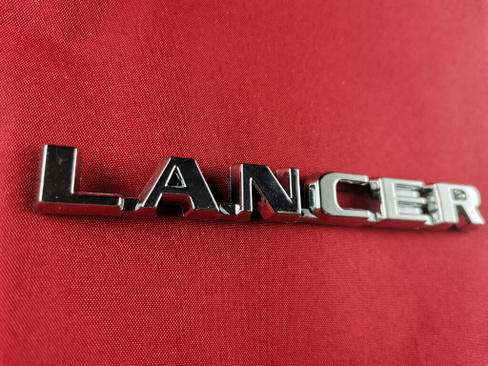 Надпись Mitsubishi Lancer