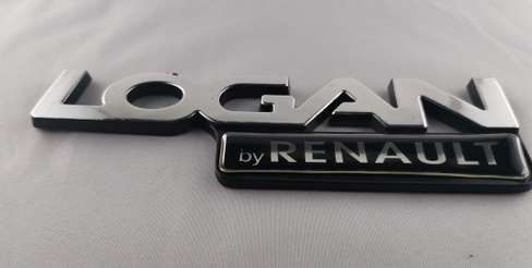 Надпись Renault Logan