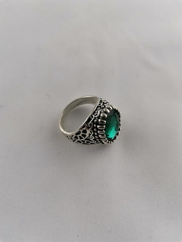 Перстень с вставкой зеленого цвета из недрагоценных камней (фианит)