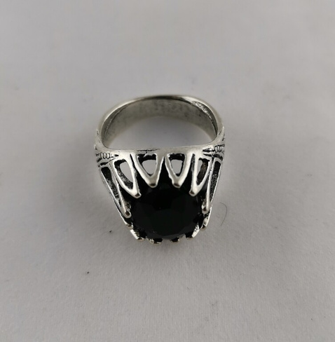 Перстень с вставкой темно-коричневого цвета