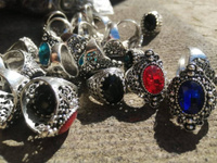 Перстень с вставкой красного, темно-коричневого, зеленого, голубого и синего цветов (кварц, фианит, стекло)